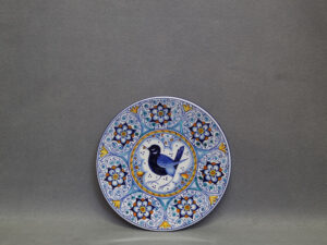 Piatto con Rosette e uccellino, ceramiche artistiche La Vecchia Faenza