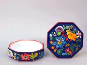 Box painted with flowers 12.5 cm