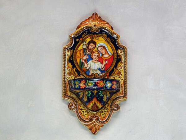Acquasantiera con la Sacra Famiglia in ceramica italiana dipinta a mano