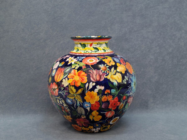 Vaso ornamentale "panciuto" in ceramica di Faenza dipinto a mano con fiori su fondo blu
