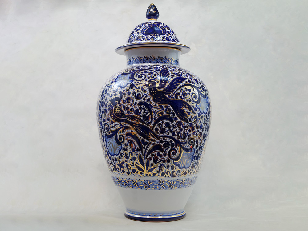 Vaso in ceramica di Faenza dipinto con il decoro del Melograno