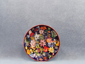 la ciotola decorata internamente, ceramica italiana di Faenza