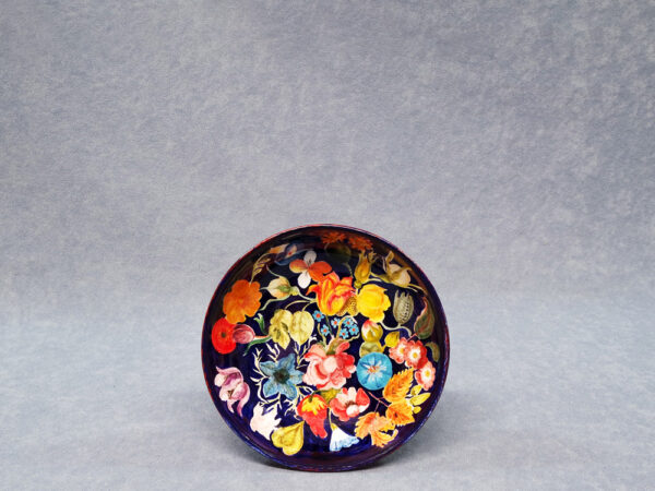l'interno della ciotola dipinta con fiori fiamminghi, ceramica artistica di Faenza