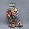 il vaso scoperchiato con il coperchio a fianco, ceramica artistica di faenza
