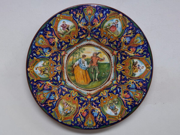 Grande piatto in maiolica dipinto con Raffaellesche e scena di danza ispirata a "Le Plaisir pastoral" di Watteau, Ceramiche La Vecchia Faenza