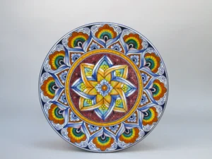 Piatto con fiore, 34,5 cm di diametro, decoro Pavona, maiolica di Faenza